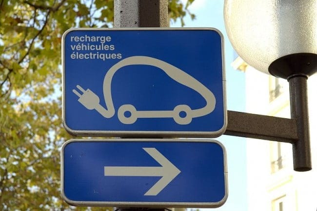 L?implantation des bornes de recharge pour les véhicules électriques dans les parkings publics s?organise. Un cahier des charges détaille désormais les conditions d?implantation pour les bornes isolées, comme pour les postes de charg
