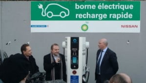 Nissan installe la première borne publique de recharge rapide à Paris