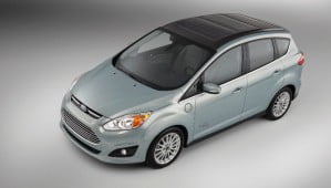 Ford présente un concept hybride rechargeable équipé d’un panneau solaire