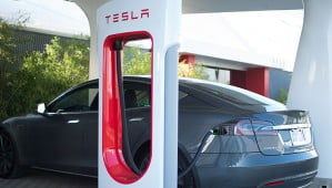 Promotion de la mobilité électrique : BMW et Tesla en discussion