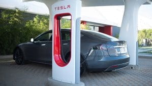 Paris-Londres en un seul arrêt grâce aux superchageurs Tesla