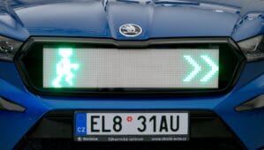 Skoda veut sécuriser les passages piétons avec des calandres interactives et un robot intelligent