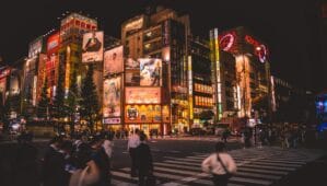 Feu rouge à Tokyo : Une charge d’avenir pour les véhicules électriques