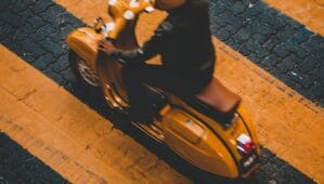 Sécurité des trottinettes électriques : un enjeu croissant face à l’urgence réglementaire