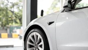Duel au sommet : Renault Scénic E-Tech Electric contre Peugeot e-3008, le futur de l’automobile électrique en France