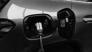 Hybrides Rechargeables contre Véhicules Électriques : Naviguer vers le Futur de la Mobilité Durable