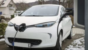 Renault réinvente la nostalgie électrique à Roland-Garros : la 4L et la R5, atouts majeurs ou simples symboles ?