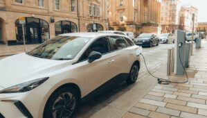Stellantis détrône Toyota sur l’hybride en Europe : Quel impact pour la France ?