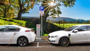 Toyota RAV4 hybride rechargeable 2026 : la recharge rapide, un tournant majeur pour l’hybride ?