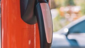 Recharge ultra-rapide en moins de 10 minutes : une révolution pour les longs trajets en voiture électrique ?