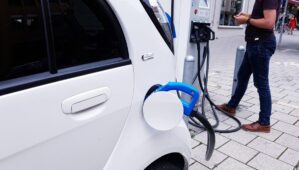 Vacances en voiture électrique : comment éviter la facture salée dans les campings français ?