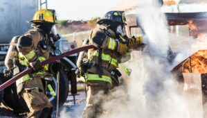 Incendies de voitures électriques : comment les pompiers innovent face à l’inertie des constructeurs