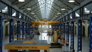 Crise de l’électrique : pourquoi des équipementiers français lèvent l’ancre — et ce que l’Europe risque