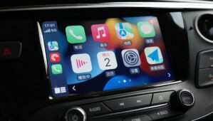 Guerre des écrans: BYD ouvre, GM ferme — qui gagnera le tableau de bord ?