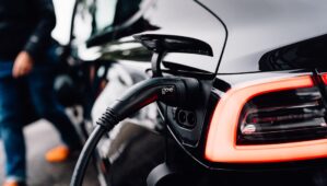 1 000 km en labo, 600 M$ sous perfusion : l’électrique face au crash-test économique