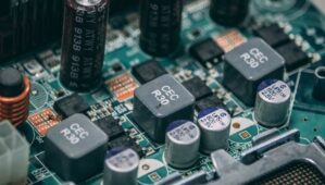 Après les batteries et les puces, la crise des… condensateurs ? Le talon d’Achille caché des VE en 800 V