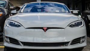 Tesla tourne la page S/X, Toyota triomphe en hybride : fin du “tout électrique” ?