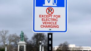 Incendies de voitures hybrides : le risque est-il (vraiment) sous-estimé face aux 100% électriques ?