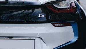 L’ultra-luxe freine l’électrique : pourquoi Porsche et Lamborghini remettent le V8 au centre du jeu