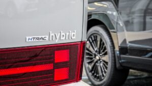 Renault mise sur l’hybride à prolongateur (1 400 km), Volkswagen taille 50 000 emplois : deux Europe(s) de l’auto face au mur électrique