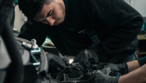 Fraudes dans les garages : la voiture électrique limite certains abus, mais ouvre aussi de nouvelles zones grises