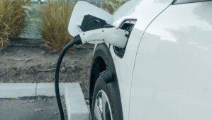 Malus écologique 2026 : la taxe qui pousse désormais les familles vers l’électrique
